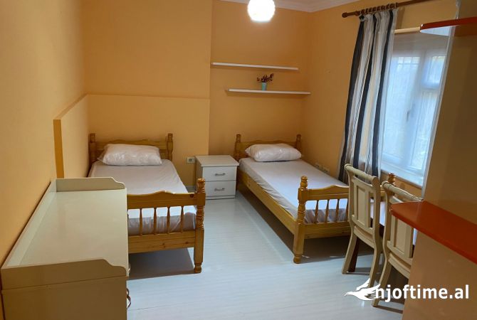 Shtepi me qera Shtepi Private ne Tirane, 4+1, Mobilimi E mobiluar, Pagesa 80,000  Leke.