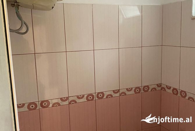 Shtepi me qera Shtepi Private ne Tirane, 4+1, Mobilimi E mobiluar, Pagesa 80,000  Leke.