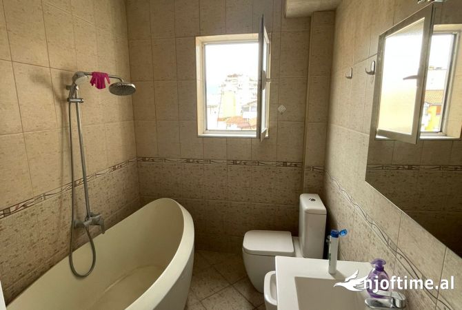 Shtepi ne shitje Apartament ne Tirane, 2+1, Mobilimi Pjeserisht e mobiluar, Pagesa 320,000  Euro.