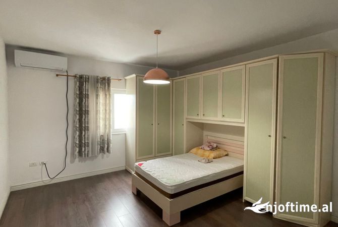 Shtepi ne shitje Apartament ne Tirane, 2+1, Mobilimi Pjeserisht e mobiluar, Pagesa 320,000  Euro.