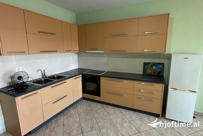 Shtepi me qera Apartament ne Tirane, 2+1, Mobilimi E mobiluar, Pagesa 400  Euro.