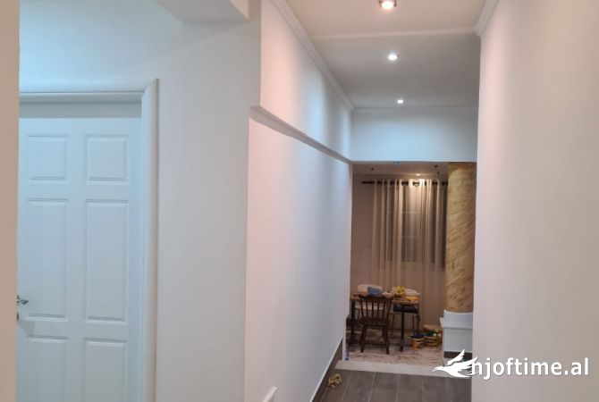 Shtepi me qera Apartament ne Tirane, 3+1, Mobilimi Pjeserisht e mobiluar, Pagesa 700  Euro.