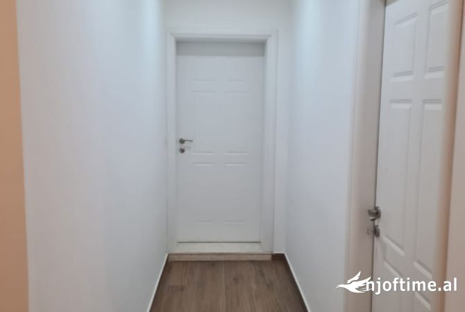 Shtepi me qera Apartament ne Tirane, 3+1, Mobilimi Pjeserisht e mobiluar, Pagesa 700  Euro.