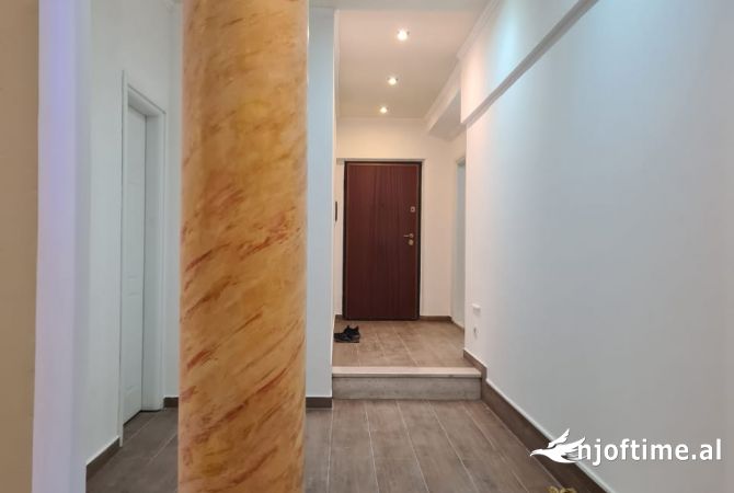Shtepi me qera Apartament ne Tirane, 3+1, Mobilimi Pjeserisht e mobiluar, Pagesa 700  Euro.
