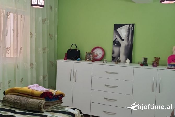Shtepi me qera Apartament ne Tirane, 3+1, Mobilimi Pjeserisht e mobiluar, Pagesa 700  Euro.