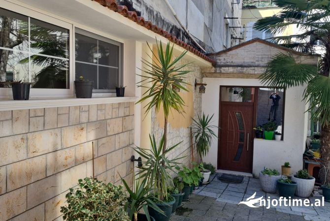 Shtepi me qera Apartament ne Tirane, 3+1, Mobilimi Pjeserisht e mobiluar, Pagesa 700  Euro.