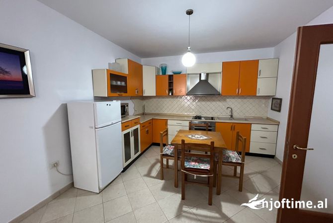 Shtepi me qera Apartament ne Tirane, 2+1, Mobilimi E mobiluar, Pagesa 650  Euro.