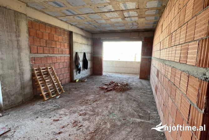 Shtepi ne shitje Apartament ne Tirane, 2+1, Mobilimi Bosh, pa mobiluar, Pagesa 86,200  Euro.