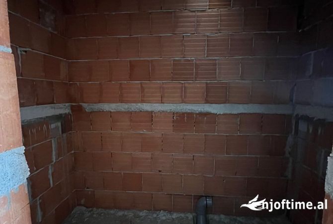 Shtepi ne shitje Apartament ne Tirane, 2+1, Mobilimi Bosh, pa mobiluar, Pagesa 86,200  Euro.