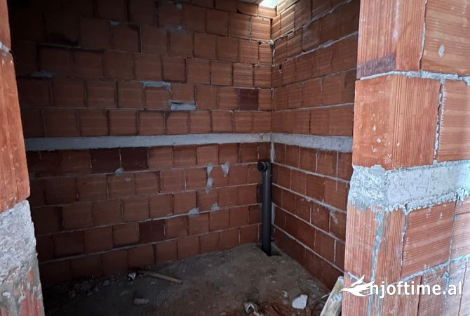 Shtepi ne shitje Apartament ne Tirane, 2+1, Mobilimi Bosh, pa mobiluar, Pagesa 86,200  Euro.