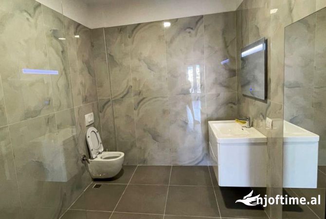 Shtepi me qera Apartament ne Tirane, 3+1, Mobilimi Pjeserisht e mobiluar, Pagesa 1,000  Euro.