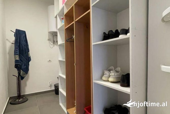 Shtepi me qera Apartament ne Tirane, 3+1, Mobilimi Pjeserisht e mobiluar, Pagesa 1,000  Euro.