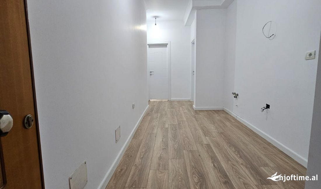 Shtepi ne shitje Apartament ne Tirane, 1+1, Mobilimi Bosh, pa mobiluar, Pagesa 132,000  Euro.