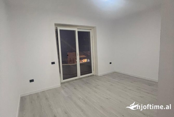 Shtepi me qera Apartament ne Tirane, 2+1, Mobilimi Bosh, pa mobiluar, Pagesa 1,250  Euro.
