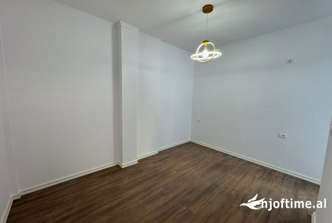 Shtepi ne shitje Apartament ne Tirane, 1+1, Mobilimi Bosh, pa mobiluar, Pagesa 119,000  Euro.