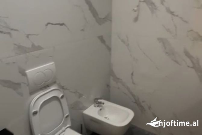 Shtepi ne shitje Apartament ne Tirane, 2+1, Mobilimi E mobiluar, Pagesa 180,000  Euro.
