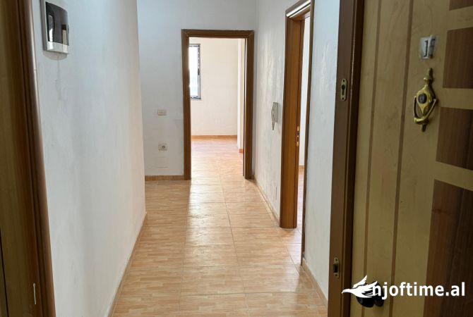 Shtepi ne shitje Apartament ne Tirane, 3+1, Mobilimi Bosh, pa mobiluar, Pagesa 193,000  Euro.