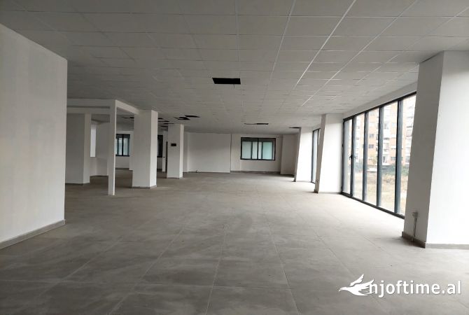 Jepet me qira ambjent per biznes ose perdorim te ndryshem tek Kompleksi Grand, Yzberisht/ 4400 euro