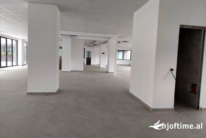 Jepet me qira ambjent per biznes ose perdorim te ndryshem tek Kompleksi Grand, Yzberisht/ 4400 euro