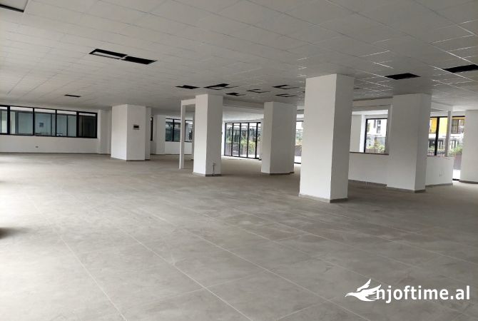Jepet me qira ambjent per biznes ose perdorim te ndryshem tek Kompleksi Grand, Yzberisht/ 4400 euro