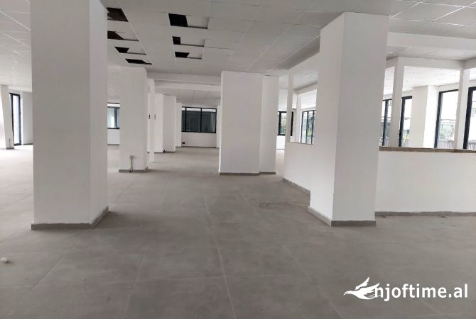 Jepet me qira ambjent per biznes ose perdorim te ndryshem tek Kompleksi Grand, Yzberisht/ 4400 euro