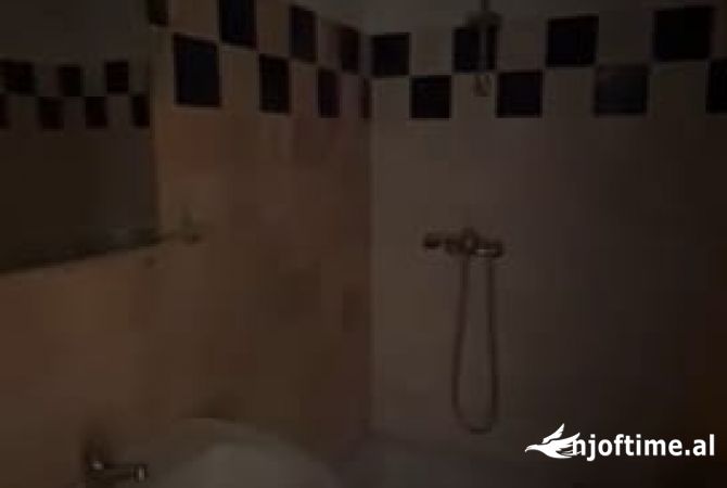 Shtepi me qera Apartament ne Tirane, 2+1, Mobilimi Bosh, pa mobiluar, Pagesa 1,000  Euro.