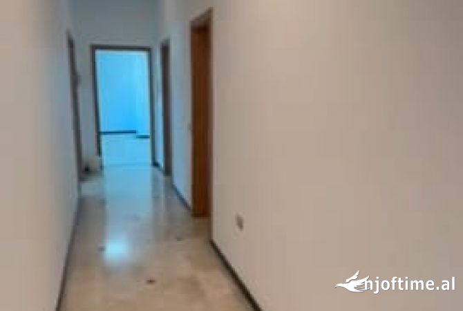 Shtepi me qera Apartament ne Tirane, 2+1, Mobilimi Bosh, pa mobiluar, Pagesa 1,000  Euro.