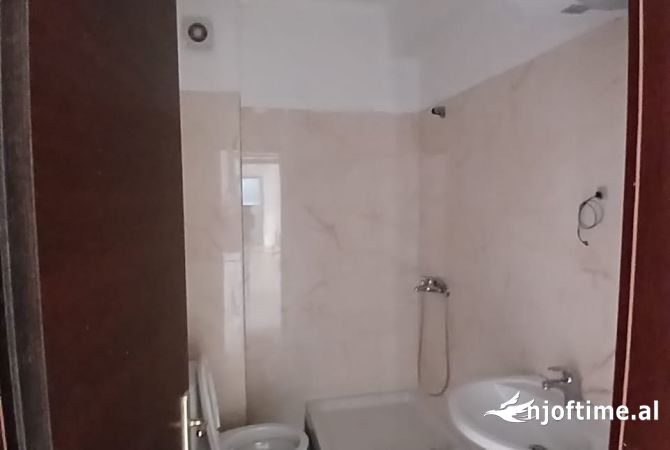 Shtepi ne shitje Apartament ne Tirane, 2+1, Mobilimi E mobiluar, Pagesa 12,500,000  Leke.