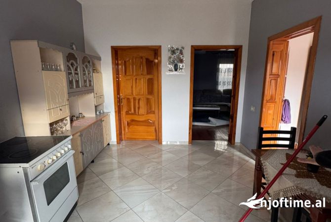 Shtepi ne shitje Shtepi Private ne Tirane, 2+1, Mobilimi E mobiluar, Pagesa 120,000  Euro.