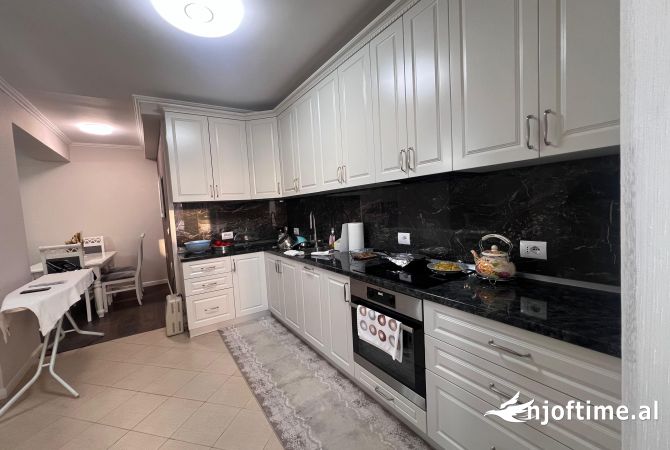 Shtepi ne shitje Apartament ne Tirane, 2+1, Mobilimi Bosh, pa mobiluar, Pagesa 335,000  Euro.