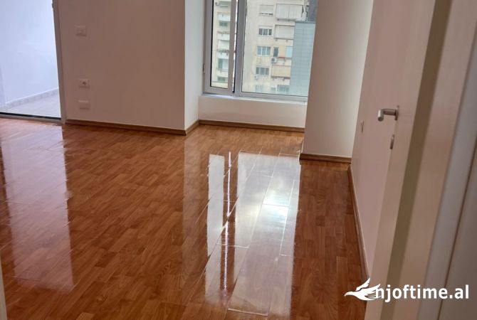 Ambient biznesi ne shitje 3+1 ne Tirane - 2,300 Euro