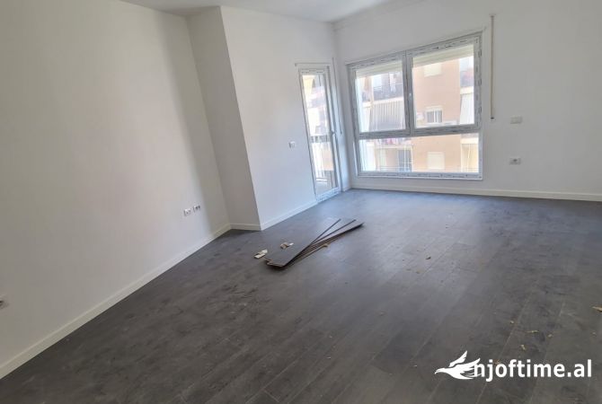 Shtepi ne shitje Apartament ne Tirane, 2+1, Mobilimi Bosh, pa mobiluar, Pagesa 251,400  Euro.