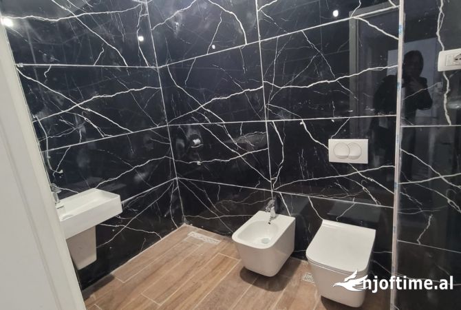 Shtepi ne shitje Apartament ne Tirane, 2+1, Mobilimi Bosh, pa mobiluar, Pagesa 251,400  Euro.