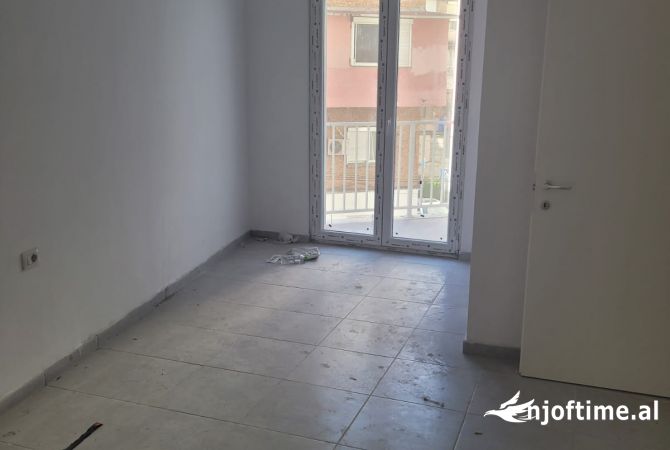 Shtepi ne shitje Apartament ne Tirane, 2+1, Mobilimi Bosh, pa mobiluar, Pagesa 209,530  Euro.
