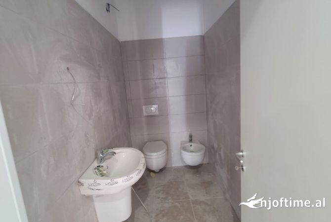 Shtepi ne shitje Apartament ne Tirane, 2+1, Mobilimi Bosh, pa mobiluar, Pagesa 209,530  Euro.