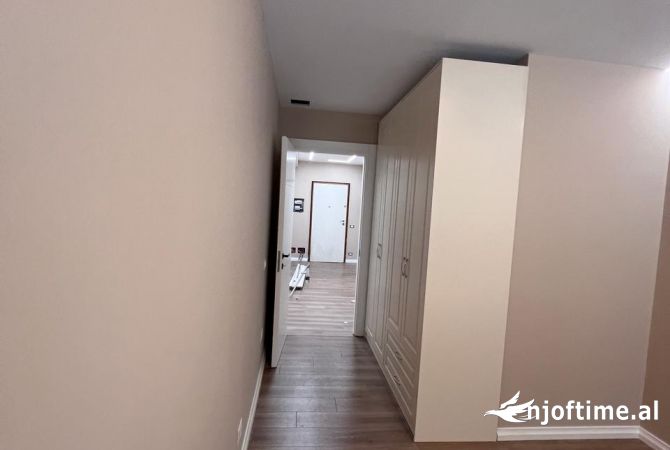 Shtepi ne shitje Apartament ne Tirane, 3+1, Mobilimi Bosh, pa mobiluar, Pagesa 210,000  Euro.