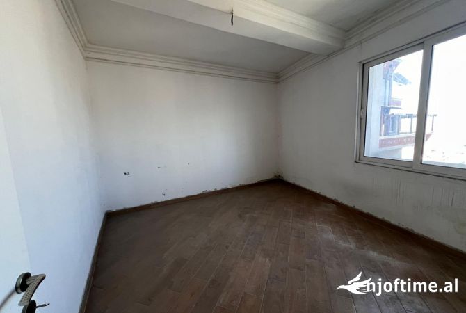 Shtepi ne shitje Apartament ne Tirane, 2+1, Mobilimi Bosh, pa mobiluar, Pagesa 114,100  Euro.