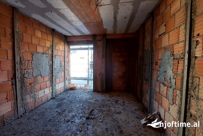 Shtepi ne shitje Apartament ne Tirane, 3+1, Mobilimi Bosh, pa mobiluar, Pagesa 340,000  Euro.