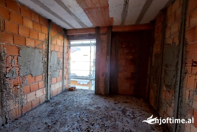 Shtepi ne shitje Apartament ne Tirane, 3+1, Mobilimi Bosh, pa mobiluar, Pagesa 340,000  Euro.