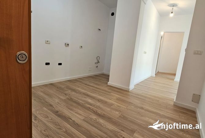 Shtepi ne shitje Apartament ne Tirane, 1+1, Mobilimi Bosh, pa mobiluar, Pagesa 136,000  Euro.