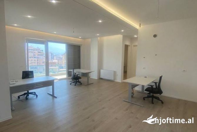 Jepet me qera Zyre te Rr. e Dibres/ 1500 Euro