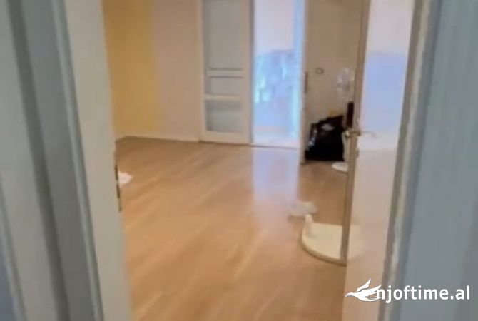 Shtepi ne shitje Apartament ne Tirane, 3+1, Mobilimi Bosh, pa mobiluar, Pagesa 200,000  Euro.