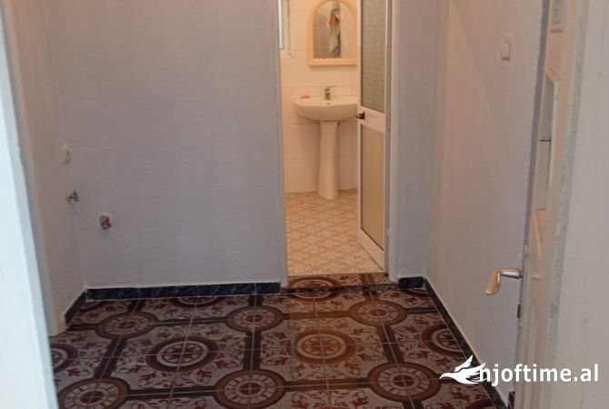 Shtepi me qera Apartament ne Tirane, 2+1, Mobilimi Pjeserisht e mobiluar, Pagesa 35,000  Leke.