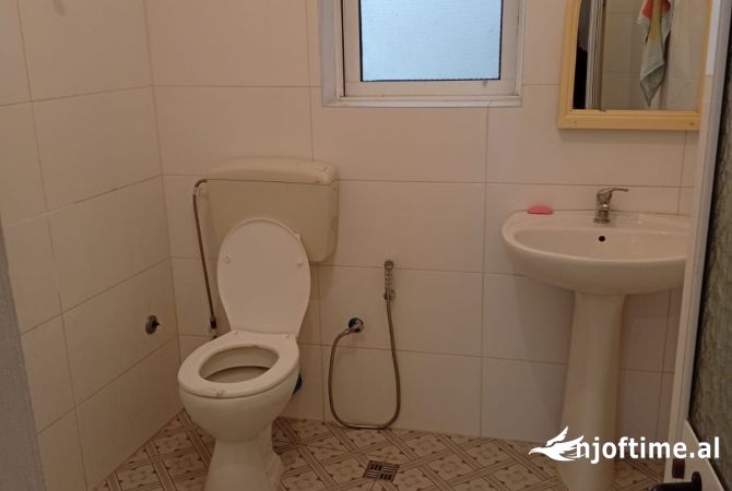 Shtepi me qera Apartament ne Tirane, 2+1, Mobilimi Pjeserisht e mobiluar, Pagesa 35,000  Leke.