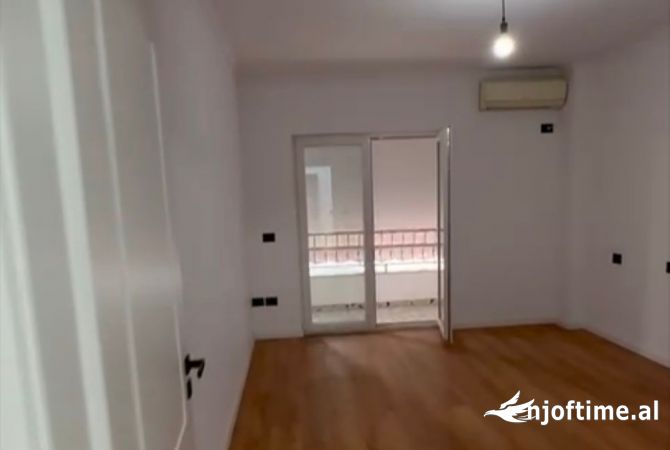 Shtepi ne shitje Apartament ne Tirane, 2+1, Mobilimi Bosh, pa mobiluar, Pagesa 160,000  Euro.