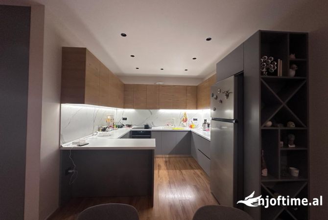 Shtepi ne shitje Apartament ne Tirane, 2+1, Mobilimi E mobiluar, Pagesa 360,000  Euro.