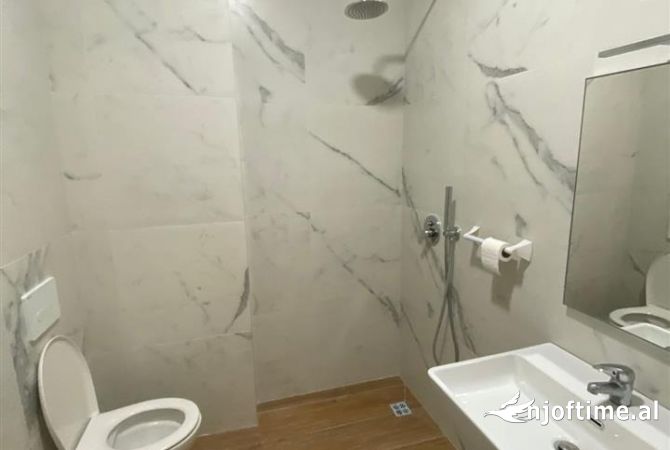 Ambient biznesi me qera 3+1 ne Tirane - 1,000 Euro