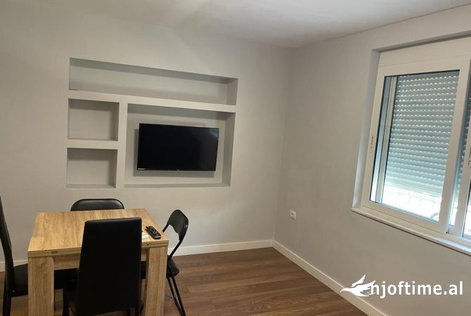 Shtepi me qera Apartament ne Tirane, 1+1, Mobilimi E mobiluar, Pagesa 650  Euro.