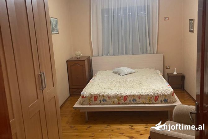 Shtepi me qera Apartament ne Tirane, 3+1, Mobilimi E mobiluar, Pagesa 450  Euro.