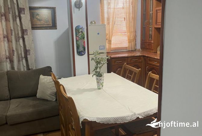 Shtepi me qera Apartament ne Tirane, 3+1, Mobilimi E mobiluar, Pagesa 450  Euro.